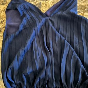 Banana Republic low cut sleeveless cropped blouse